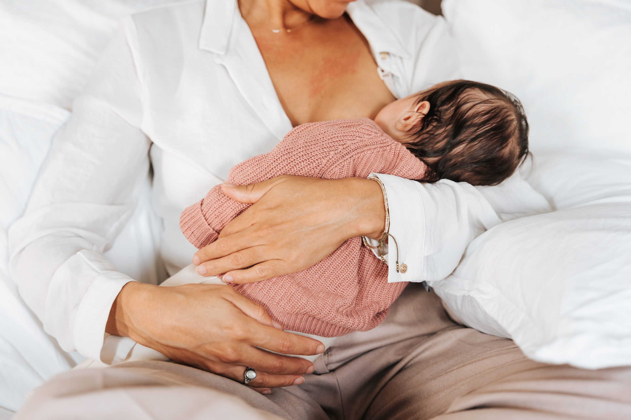 Een rustig drinkende baby die borstvoeding krijgt